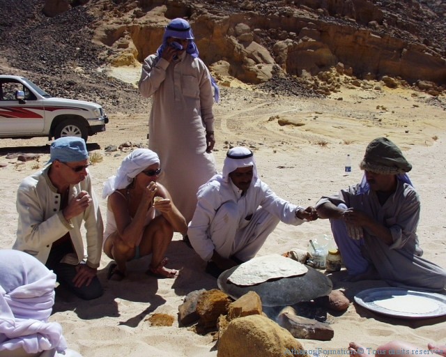 préparation du pain en plein désert du Sinaï